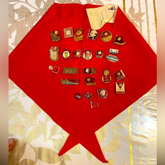VTG Soviet PIONEER RED TIE Neckerchief +25 Badges
Lenin Comsomol - Picture 1 of 6